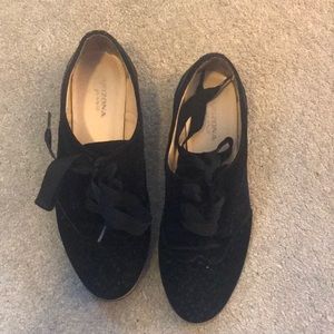 Woman’s lace up black oxfords